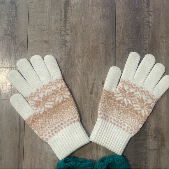 NWOT- Fuzzy, cozy Pug Christmas Socks and gloves. - Picture 2 of 3